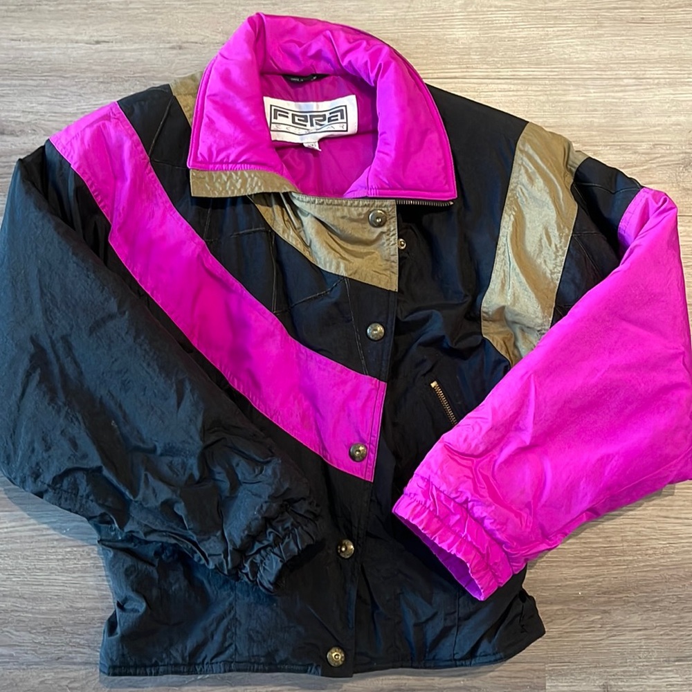Vintage ski jacket by Fera. Woman’s size 10 fits like a M/L.